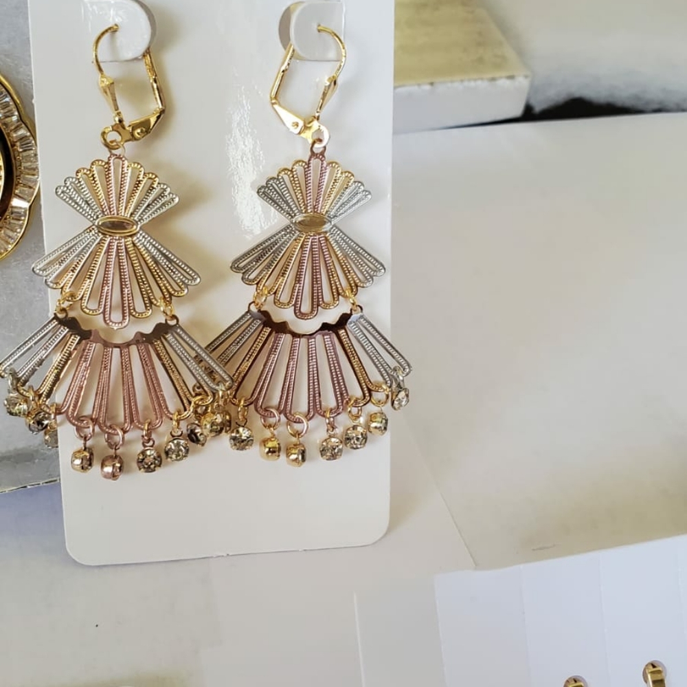 Earrings 🌻 - Picture 2 of 3